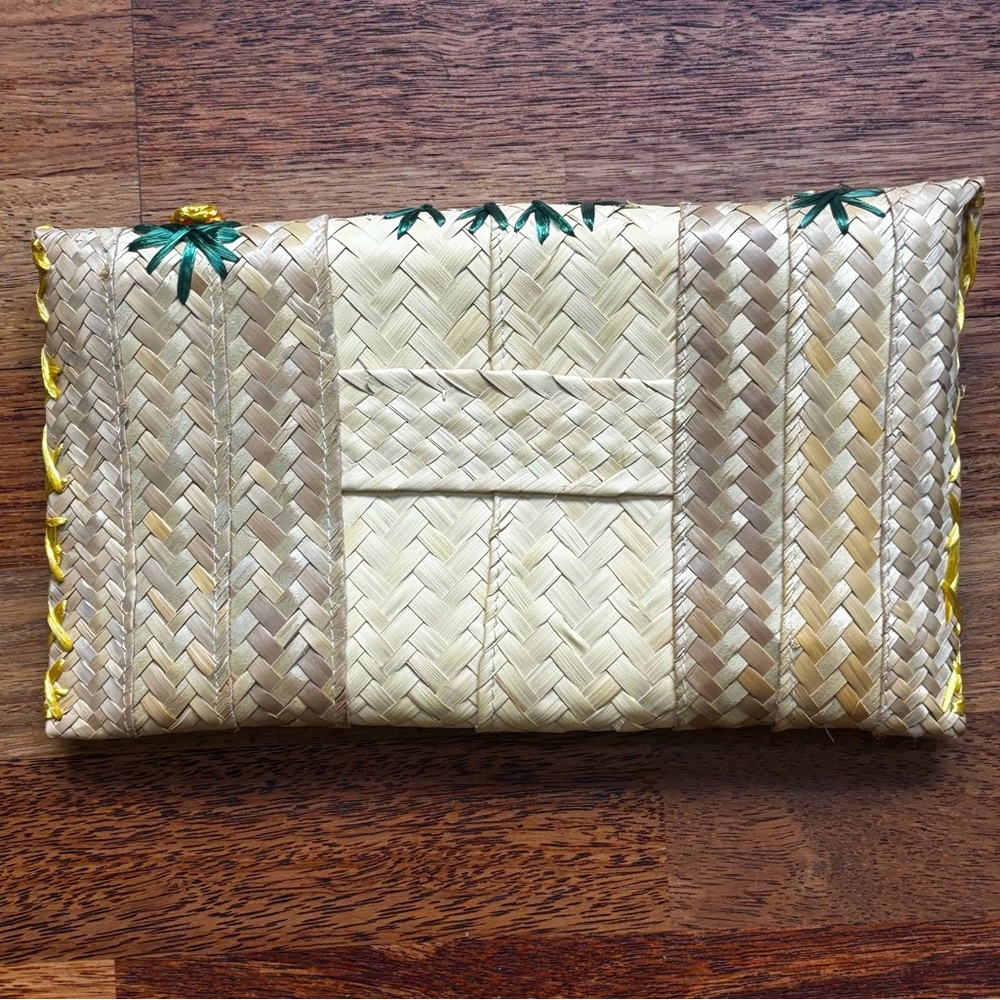 Vintage - Woven Rattan Clutch with Raffia Flowers - Tiki Style - Picture 9 of 10